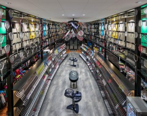 16 ２階より店内を見下ろす